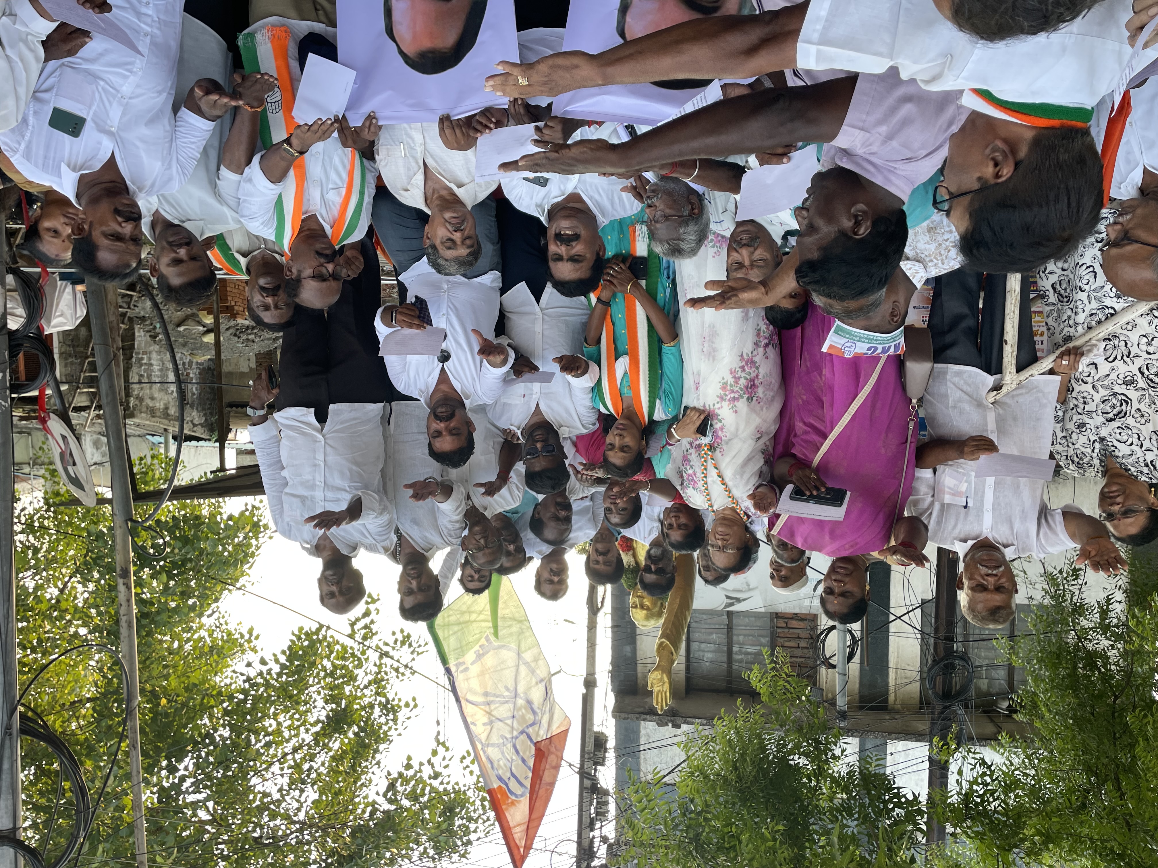  ராஜீவ் காந்தி பயங்கரவாதிகளால் படுகொலை செய்யப்பட்ட 35-வது ஆண்டு நினைவு நாள்திருச்சி மாவட்ட காங்கிரஸ் கட்சி சார்பில் மாலை அணிவித்து மரியாதை செலுத்தினர்